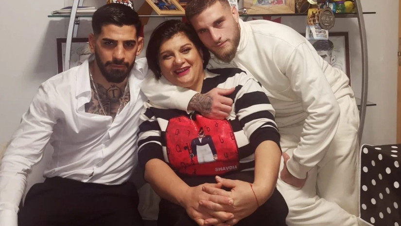 PHOTO: "F*CK RUSSIA!" - როგორ გამოეხმაურა თოფურიების დედა თბილისში განვითარებულ მოვლენებს