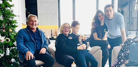 "3 შვილი ჰყავს, მათ შორის 2 პირველი ქორწინებიდან. გიჟი მამაა, საოცრად ყურადღებიანი" - გიორგი გველესიანის დედის ინტერვიუ