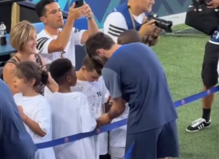 პატარა ქომაგები ძალიან გაახარა - კვარს ბრწყინვალე ჟესტი პსჟს ვარჯიშის შემდეგ ტოტენჰემთან მატჩამდე