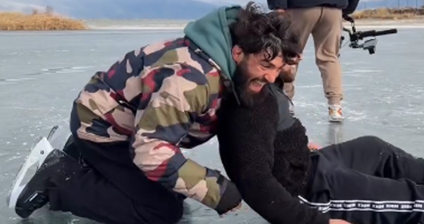 VIDEO: არმან ცარუკიანის ახალი მეთოდი - სომეხი მებრძოლი ყინულზე ჭიდაობს