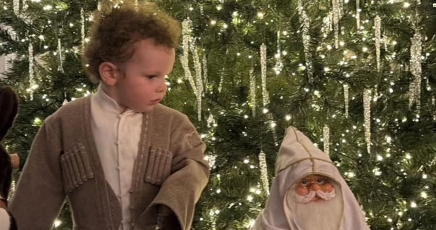 PHOTO: უსაყვარლესია - ნიცამ და ხვიჩამ დამიანე ქართულ ტრადიცულ ტანსაცმელში გამოწყვეს