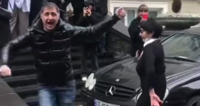 აჩი არველაძემ დედასთან ერთად ხელი გაშალა - სასწაული კადრებია