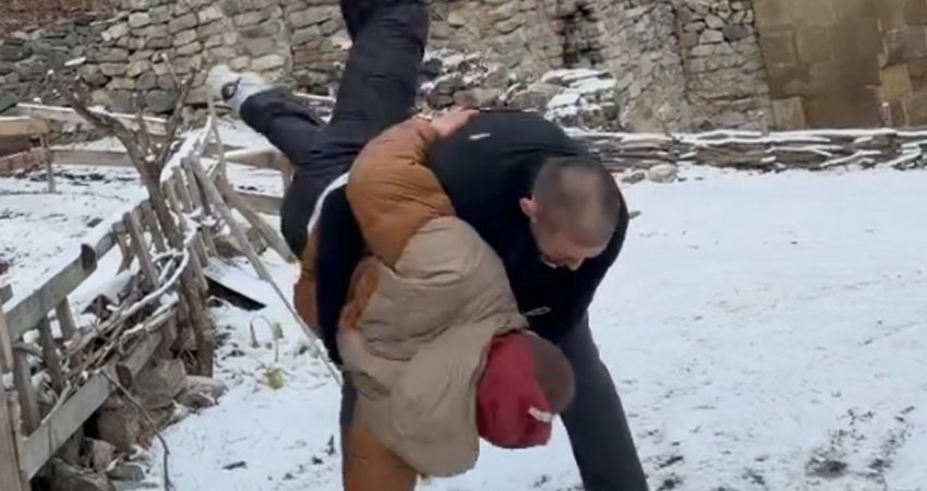 VIDEO: გენო პეტრიაშვილი თავის ძმას კონსტანტინეს დაეჭიდა