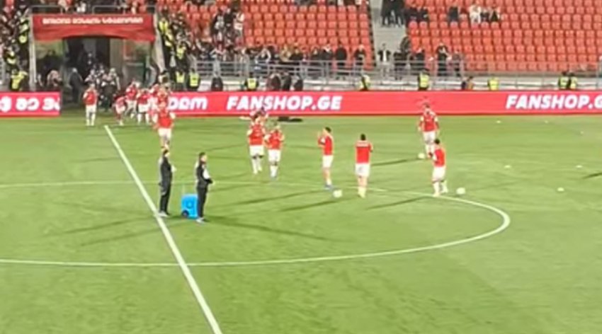 VIDEO: უხერხულია... - ჩვენი ბიჭები მოედანზე გამოვიდნენ, მოედანი ასე დახვდა